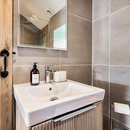 The Smithy - Uk50392 *